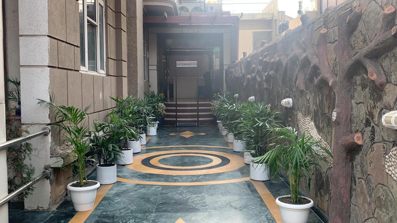 Hotel Aman Palace Nueva Delhi Exterior foto